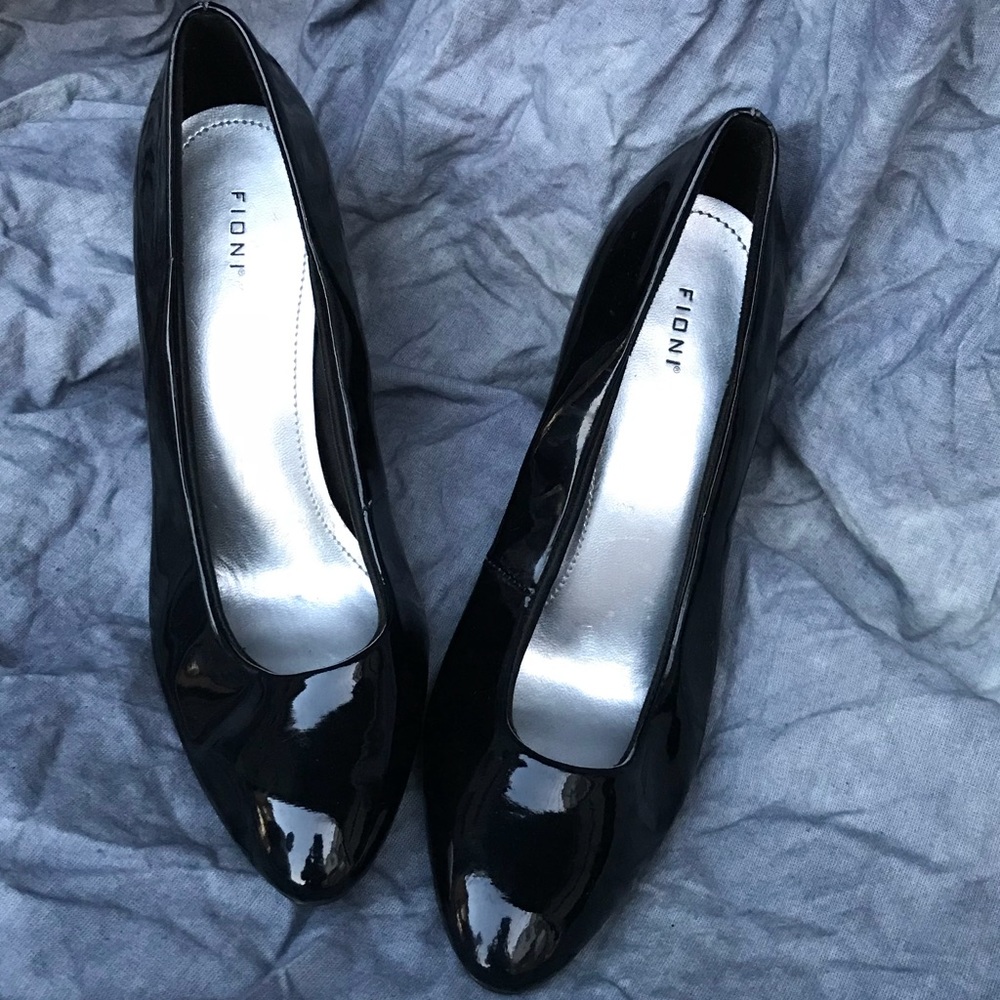 Fioni Black Patent Leather Pumps
